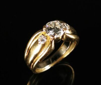 null Bague en or jaune sertie d'un diamant principal pesant environ 1,20 carat épaulé...