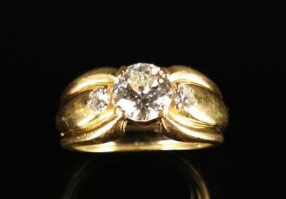 null Bague en or jaune sertie d'un diamant principal pesant environ 1,20 carat épaulé...