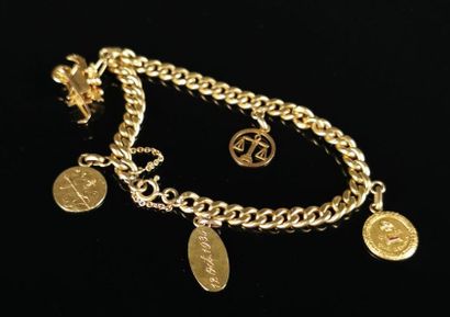 null Bracelet decorated with yellow gold charms.

L_ 18 cm.

13.25 grams, 18K, 7...