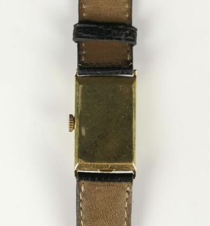 null OMEGA.

Watch tank in yellow gold.

Omega leather strap, gold pin.

L_ 19 mm...