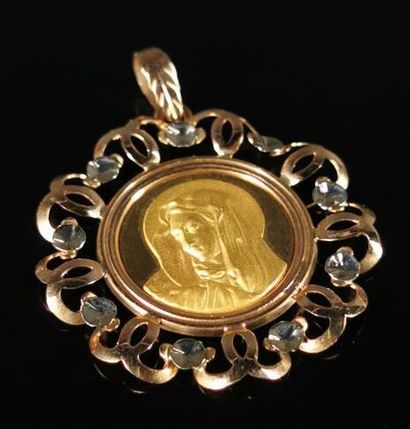 null Pendentif en or jaune en or trois tons, orné d'une médaille figurant la Vierge...