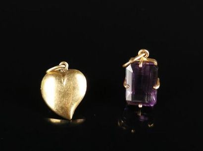 null Deux pendentifs en or jaune, l'un en forme de coeur, l'autre retenant une améthyste...