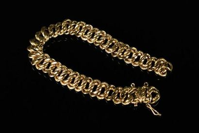 null Yellow gold bracelet with rope link.

L_ 18 cm.

13.05 grams, 18K, 750°/00,...