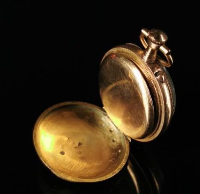 null Petite montre de col en or jaune, le cadran en émail à chiffres arabes pour...