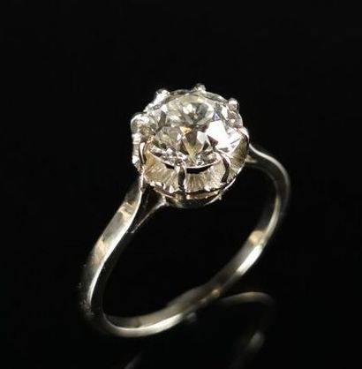 null Bague en or blanc ornée d'un diamant taille ronde ancienne pesant 2.04 carats.

Couleur...