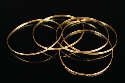 null Cinq bracelets joncs gravés en or jaune.

D_ environ 6.5 cm.

30.07 grammes,...