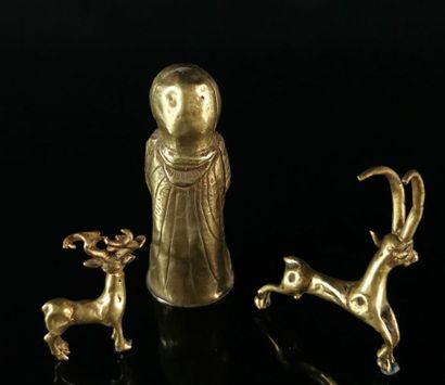 null Lot composé de deux statuettes votives représentant un cerf et un ibex debout,...