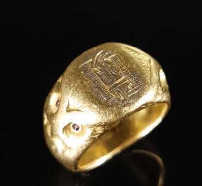 null Chevalière in yellow gold, decorated with a monogram "HP" with owl heads, the...