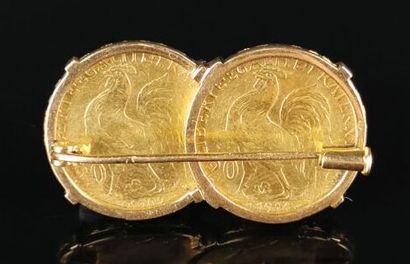 null Brooch in gold decorated with two coins of 20 francs Marianne. 

L_ 4 cm.

16.73...