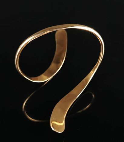 null Yellow gold free form bangle.

L_8,5 cm D_9,5 cm.

26.45 grams, 18K, 750°/0...