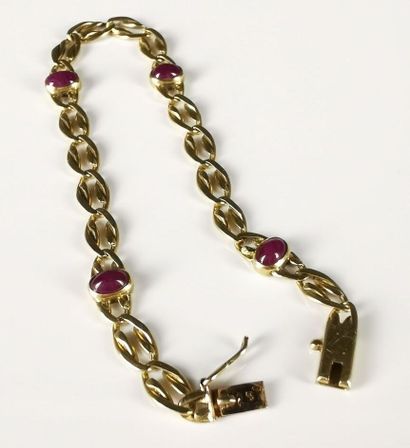 null Yellow gold bracelet and cabochons of ruby roots.

L_20,5 cm.

Gross weight:...