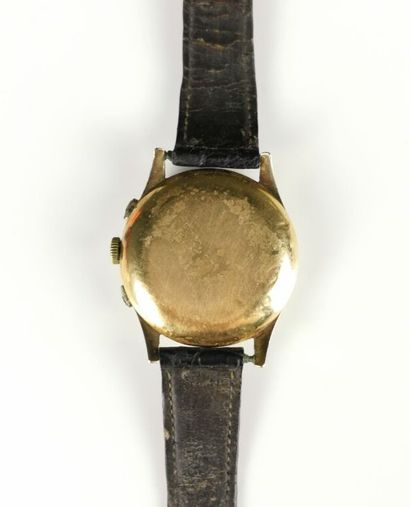 null CHRONOGRAPHE SUISSE.

Montre bracelet d'homme à boîtier circulaire en or jaune.

Le...