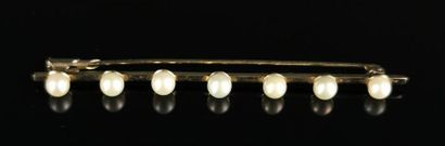 null Broche barrette en or ornée de sept perles.

L_ 7 cm. 

Poids brut : 4.56 grammes...