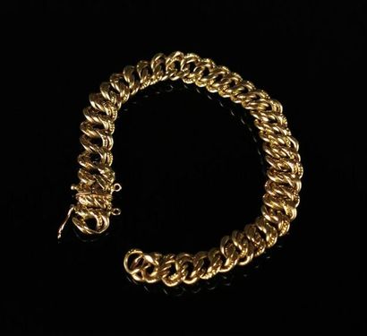 null Yellow gold bracelet with rope link.

L_ 18 cm.

13.05 grams, 18K, 750°/00,...