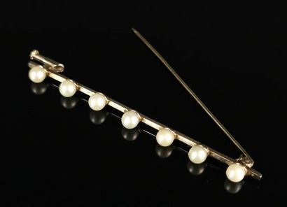 null Broche barrette en or ornée de sept perles.

L_ 7 cm. 

Poids brut : 4.56 grammes...