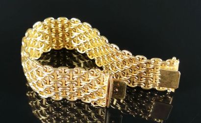 null Yellow gold bracelet with interlaced free link.

L_ 18 cm.

53.02 grams, 18K,...