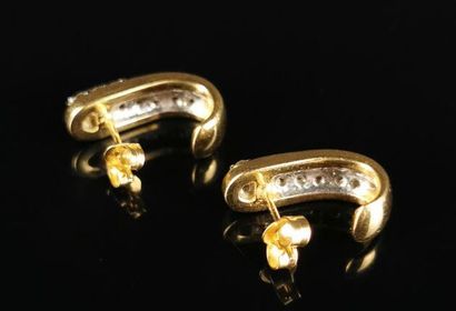 null Paire de boucles d'oreille en or jaune et diamants.

L_1,8 cm.

Poids brut :...