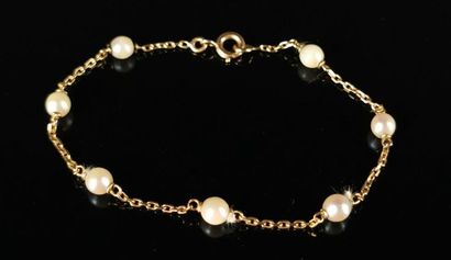 null Bracelet en or jaune à chaînette alternée de sept perles de culture.

L_16 cm.

Poids...