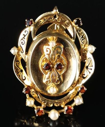 null Brooch, which can form a pendant, in yellow gold decorated with plants and stylized...