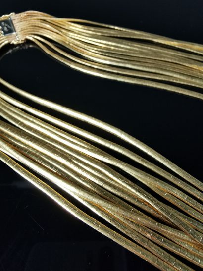 null Important collier en or jaune composé de douze câbles souples articulés.

Les...