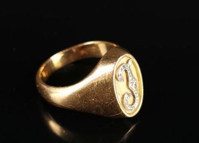 null Gold signet ring with the number J.

Finger size: 54.

12.11 grams, 18K, 75...