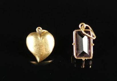 null Deux pendentifs en or jaune, l'un en forme de coeur, l'autre retenant une améthyste...