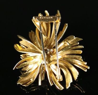 null O.J. PERRIN.

Broche gerbe en or jaune sertie de trois diamants taille brillant.

L_4,4...