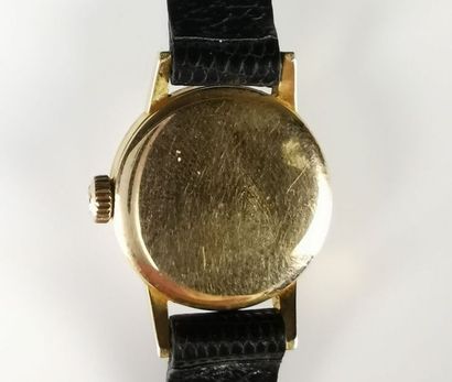 null OMEGA.

Lady's wristwatch with circular case in yellow gold, the dial with index...