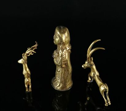null Lot composé de deux statuettes votives représentant un cerf et un ibex debout,...
