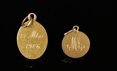 null Deux médailles religieuses en or jaune, l'une figurant la Vierge, l'autre à...