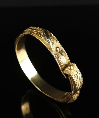 null Yellow gold and white gold bracelet with filigree scroll decoration.

D_ 6 cm.

29.06...