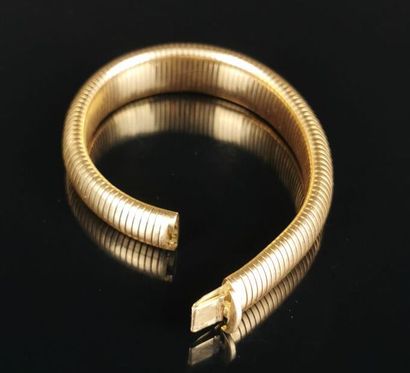 null 
Tubogaz bracelet in yellow gold.




L_19,7 cm.




61.19 grams, 18K, 750°...