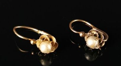null Paire de boucles d'oreilles dormeuses en or jaune à décor de perles.

H_1,5...
