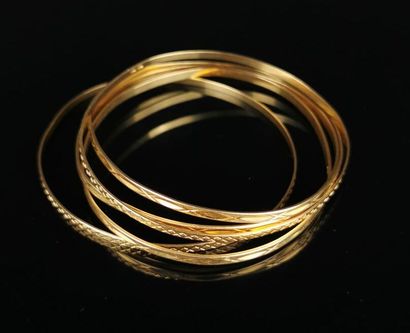 null Five bracelets joncs engraved in yellow gold.

D_ about 6.5 cm.

30.07 grams,...
