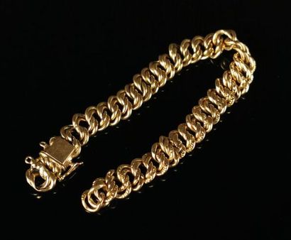 null Bracelet en or jaune à maille corde.

L_ 18 cm.

13,05 grammes, 18K, 750°/00,...