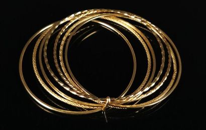 null Seven bracelets semainier in yellow gold knotted.

D_ 6.2 cm.

38.43 grams,...