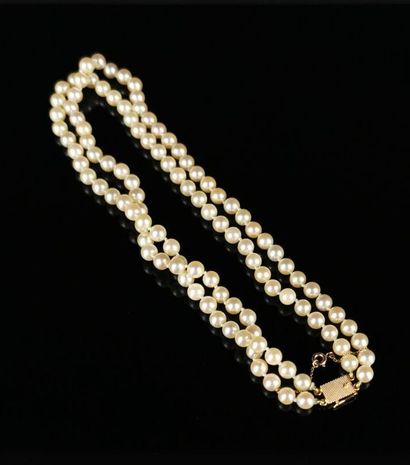 null Collier de perles à double-rang.

Le fermoir en or jaune.

L_39 cm.

Poids brut...