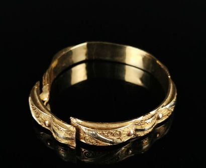 null Bracelet en or jaune et or gris à décor de volutes filigranés.

D_ 6 cm.

29.06...