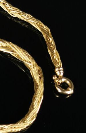 null Yellow gold necklace made of braided chains. 

L_ 45 cm.

22.95 grams, 18K,...