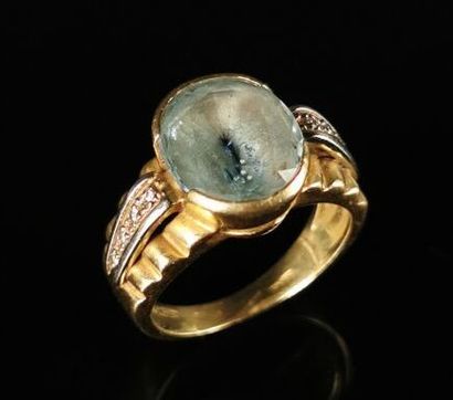 null Bague en or jaune godronnée sertie d'une aigue-marine taillée ovale, et épaulée...