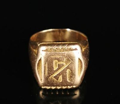 null Chevalière of man in yellow gold engraved GT.

Finger size: 54.

17.38 grams,...
