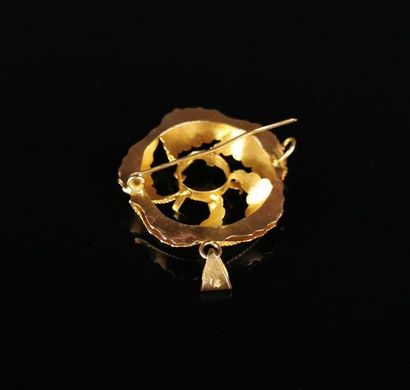 null Pendentif pouvant former broche en or, autrefois orné d'une pierre.

2.71 grammes,...