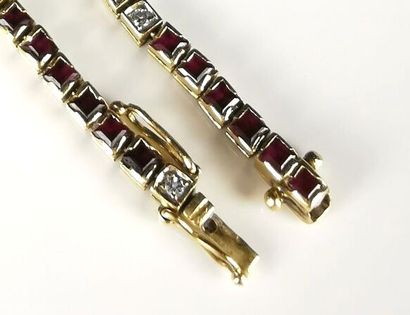 null Bracelet ligne en or jaune orné de rubis et diamants calibrés. 

L_19,8 cm 

Poids...