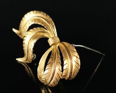 null Yellow gold brooch decorated with a leafy knot. 

H_3,5 cm L_5,5 cm.

12.92...