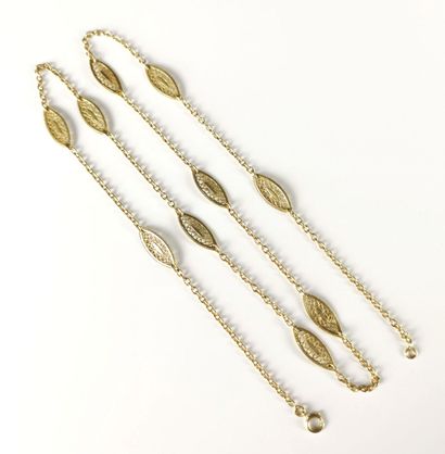 null Long necklace in yellow gold, alternating with ten oval filigree openwork ornaments.

L_79...