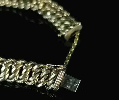 null Bracelet in gold mesh gourmette.

L_19 cm.

18.59 grams, 18K, 750°/00