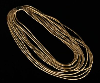 null Important collier en or jaune composé de douze câbles souples articulés.

Les...