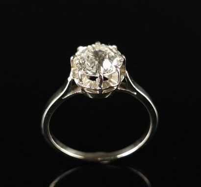 null Bague en or blanc ornée d'un diamant taille ronde ancienne pesant 2.04 carats.

Couleur...