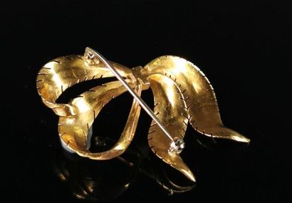 null Yellow gold brooch decorated with a leafy knot. 

H_3,5 cm L_5,5 cm.

12.92...