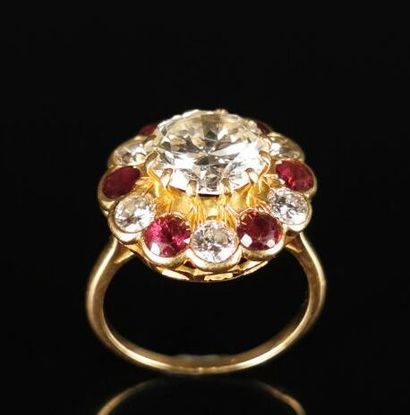 null Bague marguerite en or jaune ornée d'un diamant rond brillant pesant 3.15 carats,...